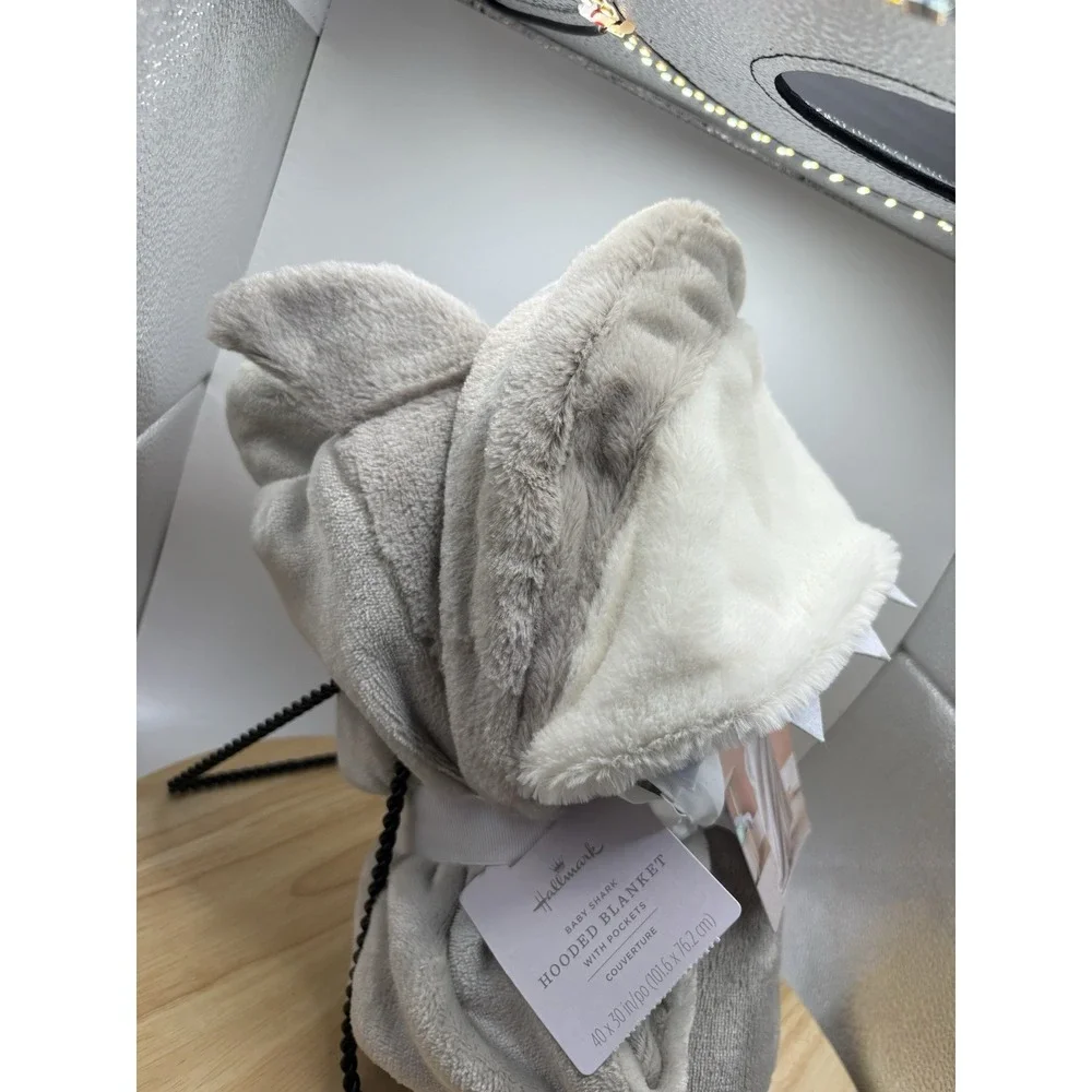 Hallmark Baby Shark Hooded Blanket with Pockets Gray White 40x30 KAM3010Y NEW